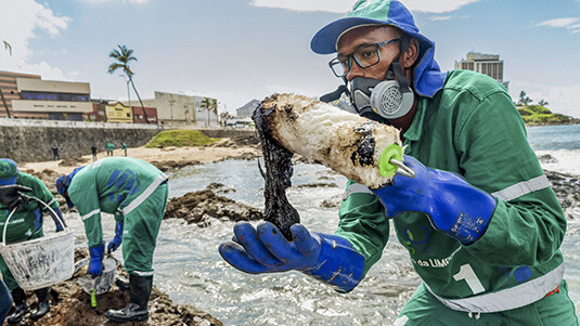 The ocean currents behind Brazil's pollution problem
